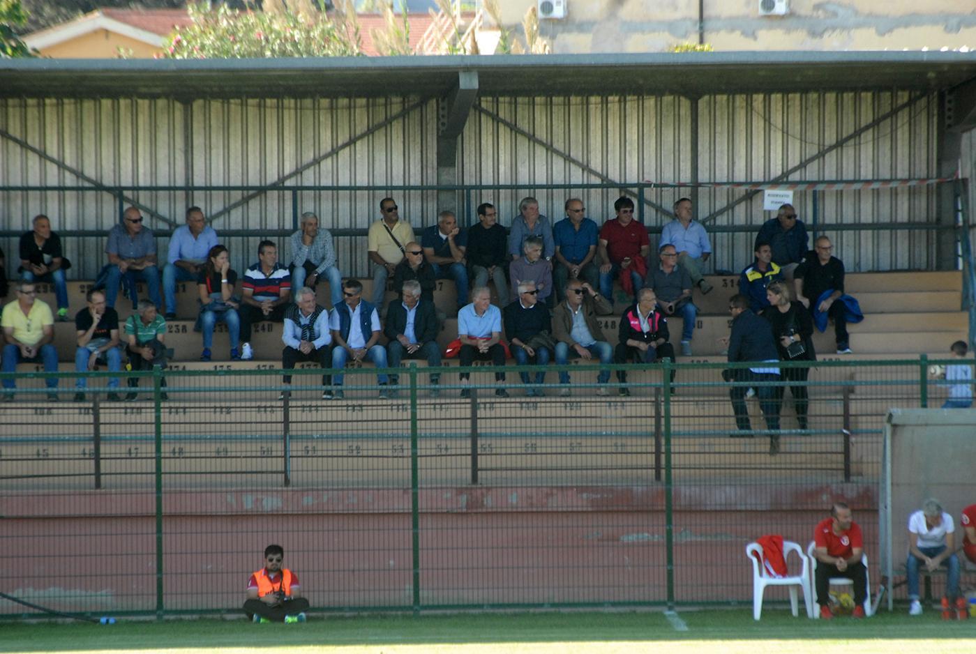 I divieti non fermano il pubblico sulle tribune