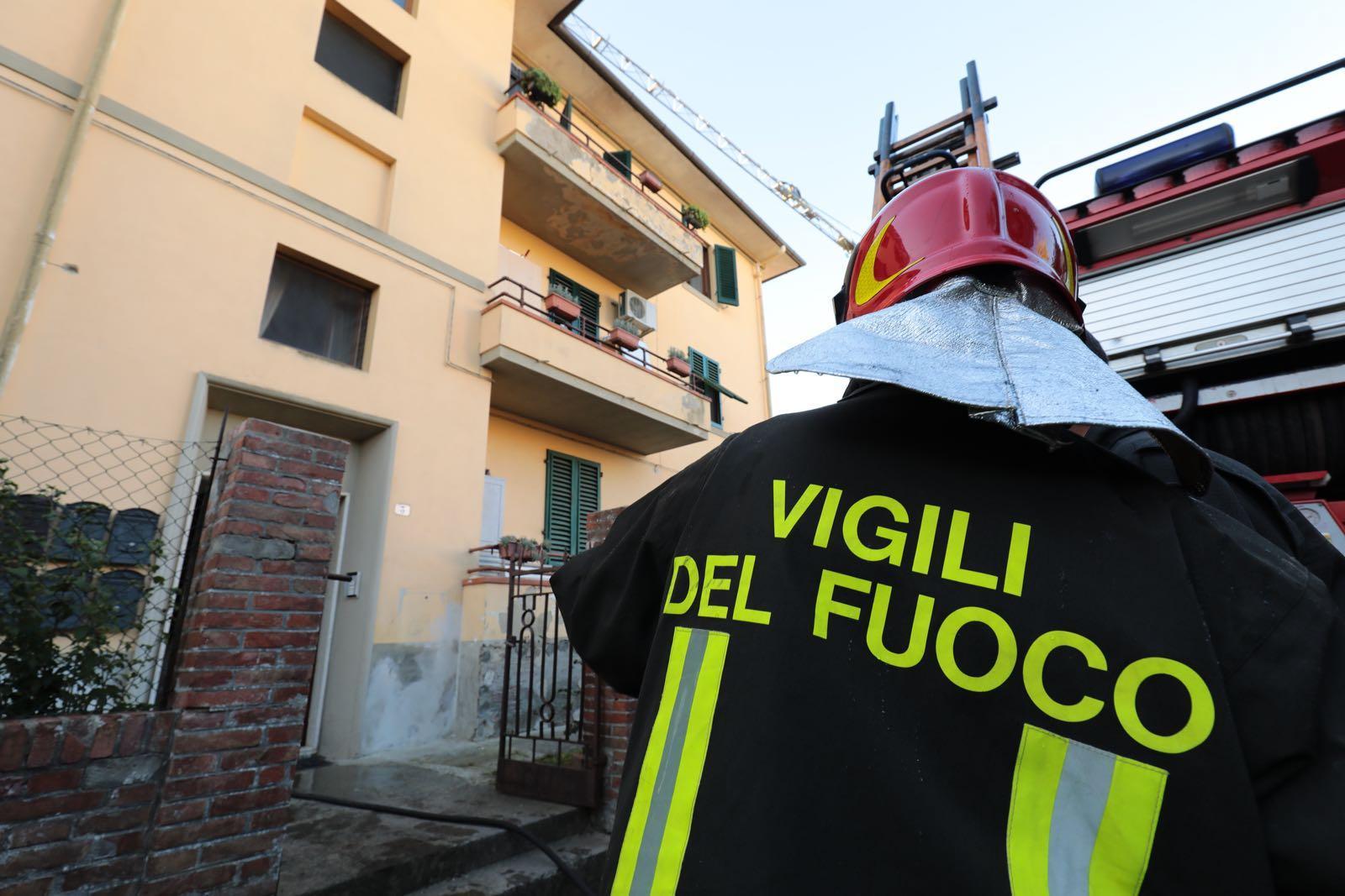 L'intervento dei vigili del fuoco a Montaione (Foto Agenzia Carlo Sestini)