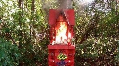 Mirandola, brucia la Madonna della Posta I lumini causano le fiamme