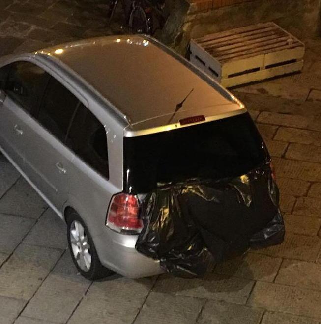 Coprono la targa dell'auto per beffare la Ztl ed evitare la multa 