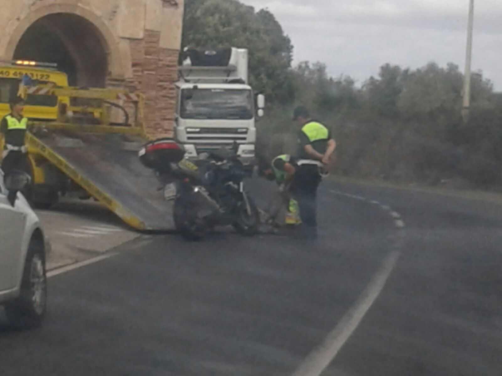 La moto incidentata viene caricata sul carro attrezzi