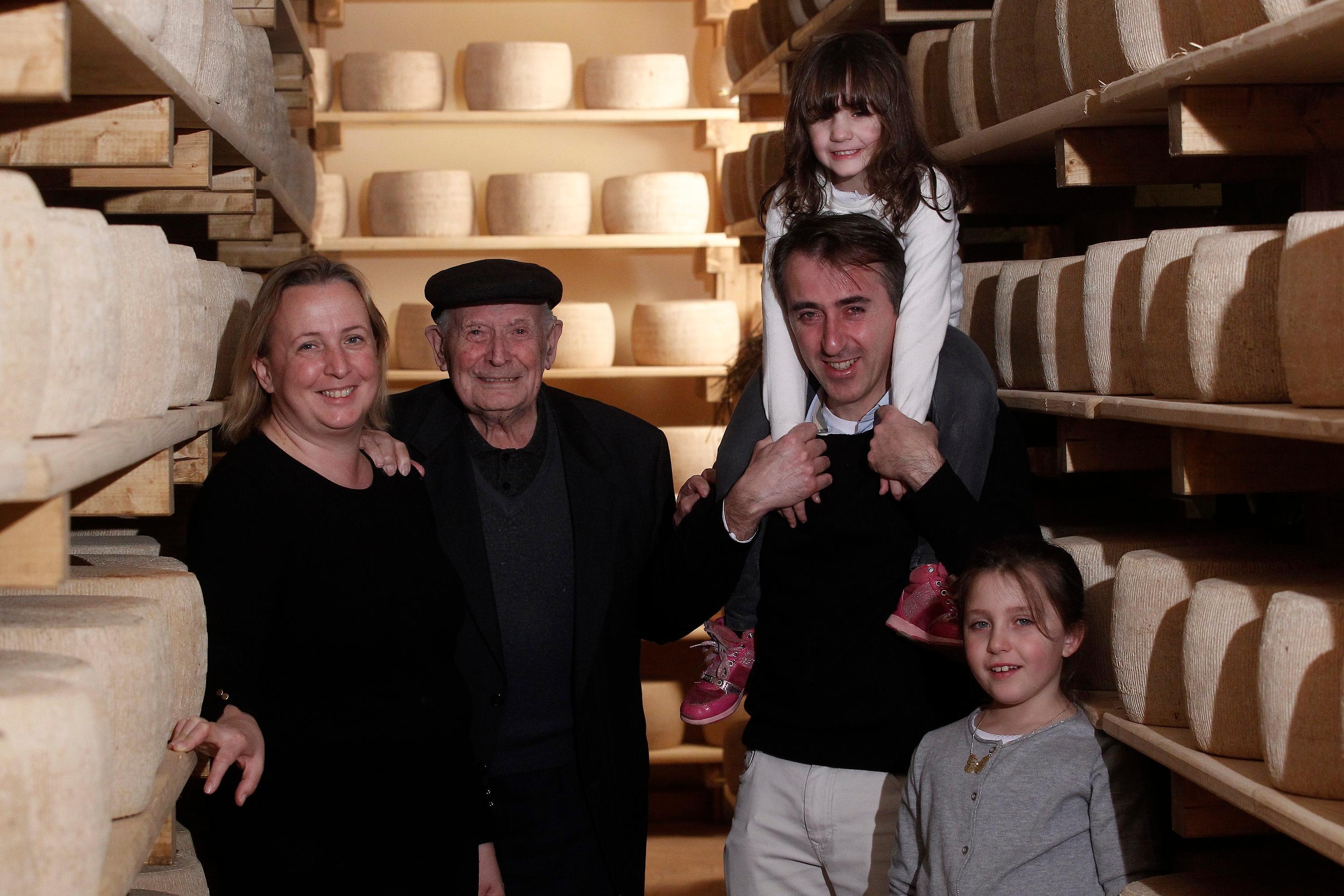 Duilio Fiorini con la figlia, il genero e le nipotine