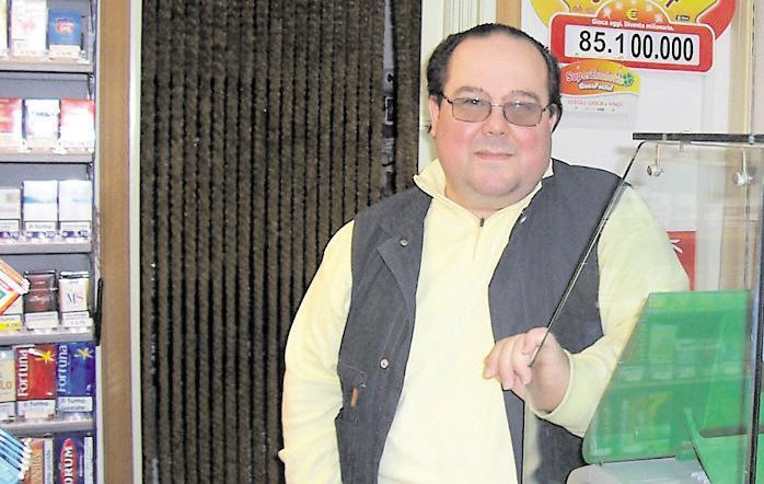 Antonio Busincu nella tabaccheria di famiglia in via Balai