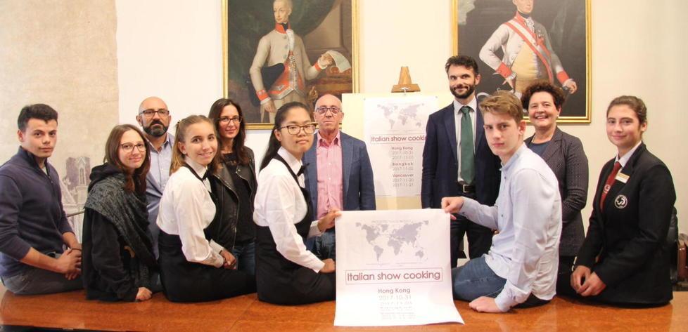 Studenti e professori del Datini assieme al sindaco Matteo Biffoni e all'assessore Daniela Toccafondi (foto Batavia) 