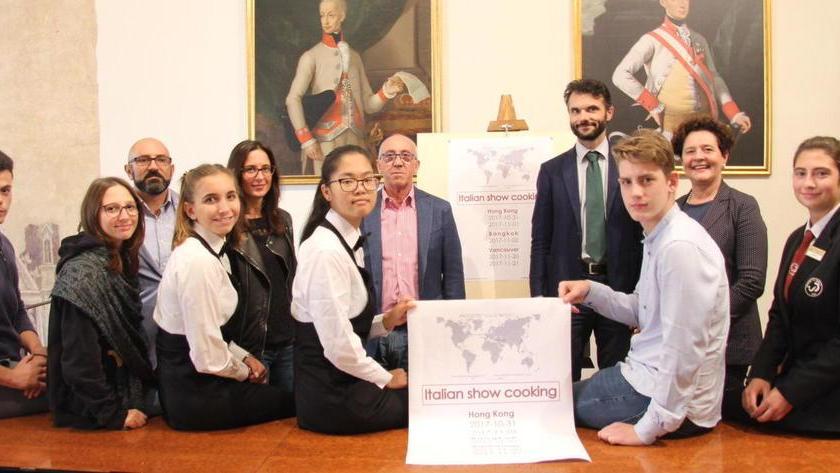 Studenti e professori del Datini assieme al sindaco Matteo Biffoni e all'assessore Daniela Toccafondi (foto Batavia)