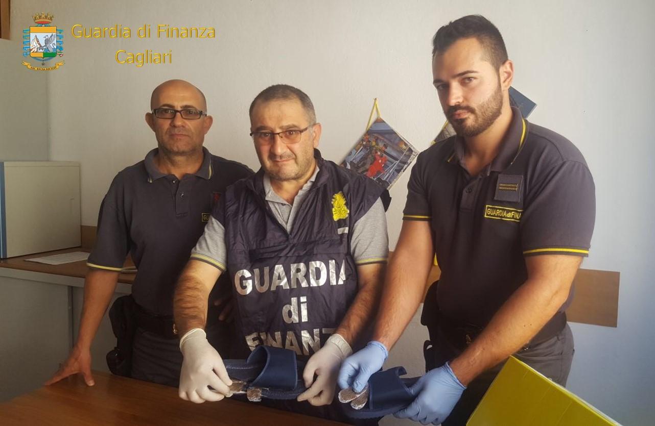 Cagliari, droga nascosta nelle ciabatte scovata al porto dal cane dei finanzieri