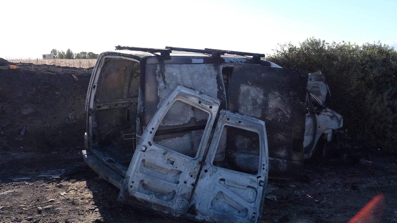 Il furgone bruciato usato dai banditi per la fuga (foto Mario Rosas)