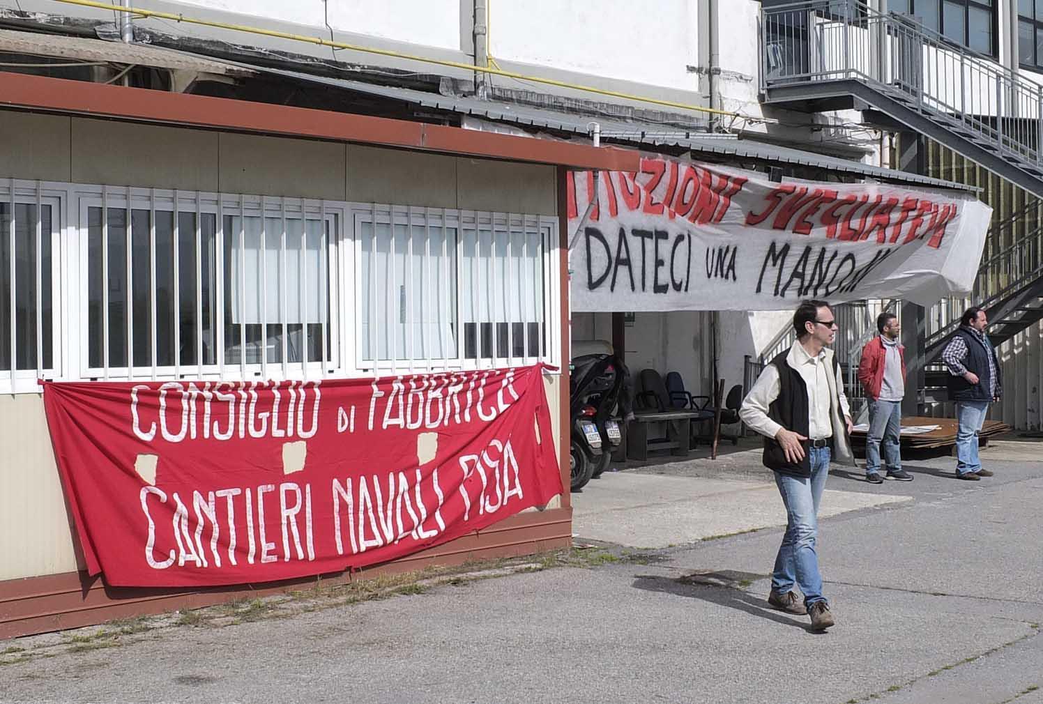 Una protesta dei lavoratori ai Cantieri di Pisa (Foto Fabio Muzzi)