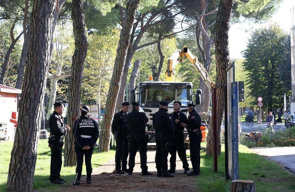 Carabinieri, polizia e vigili urbani a presidiare piazza Ristori (foto agenzia Carlo Sestini) 