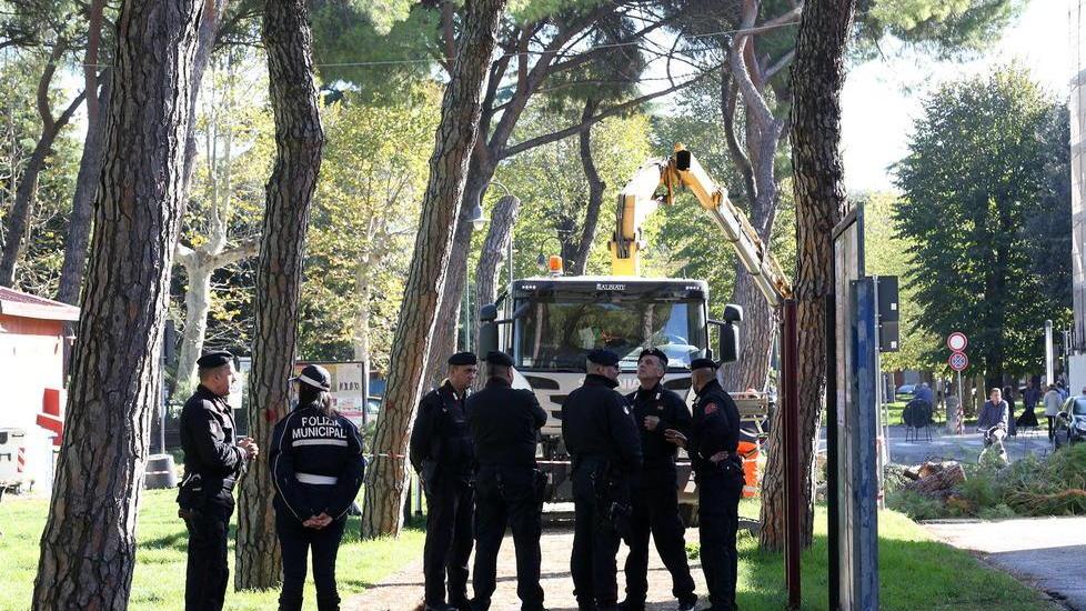 Carabinieri, polizia e vigili urbani a presidiare piazza Ristori (foto agenzia Carlo Sestini)
