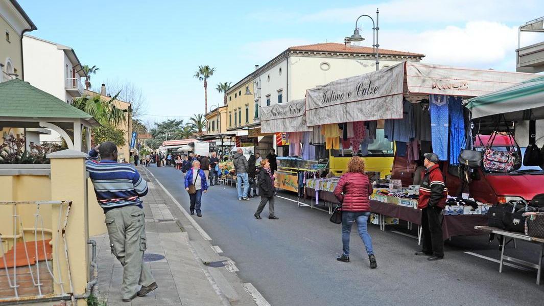 Il mercato di Vada lungo la via Aurelia