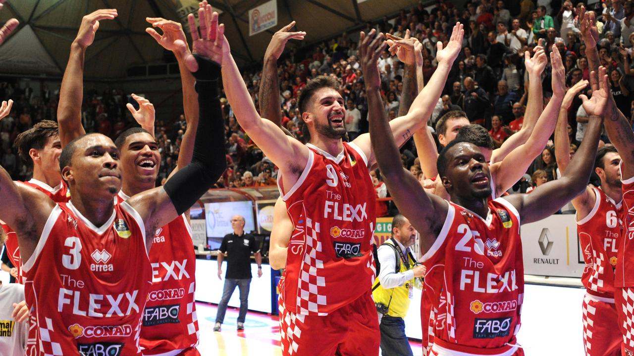 La festa dei giocatori a fine gara (foto Gori)