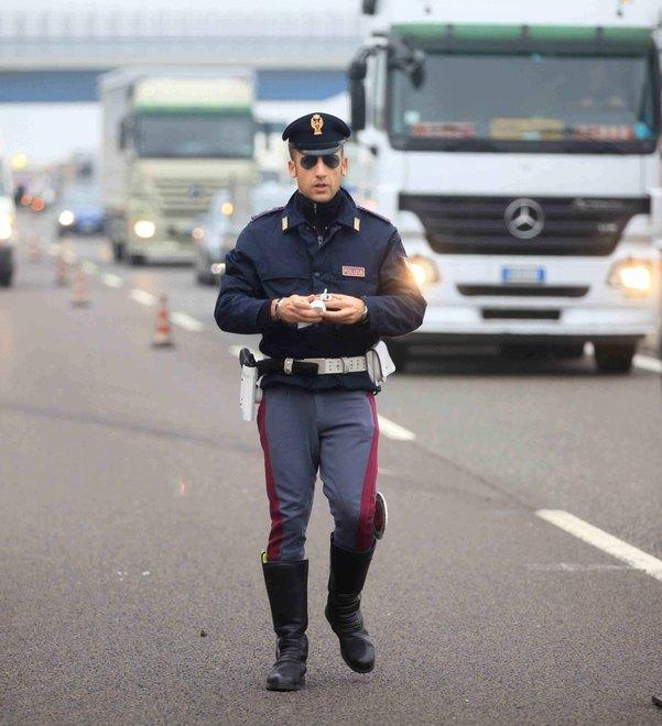 Abbandonati in autostrada auto e furgone rubati di notte