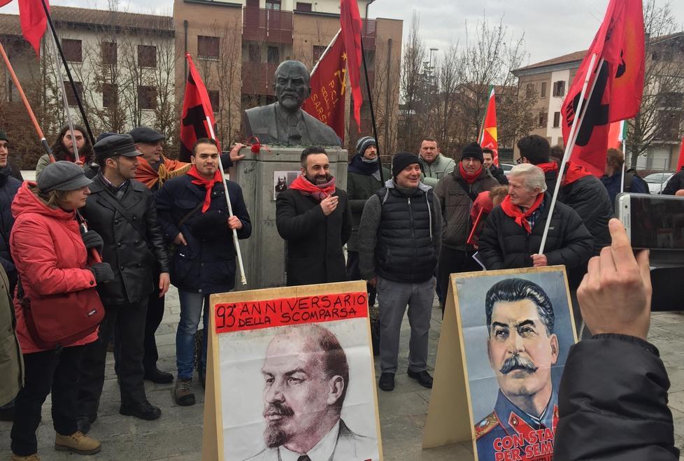 Gli antifascisti in piazza 