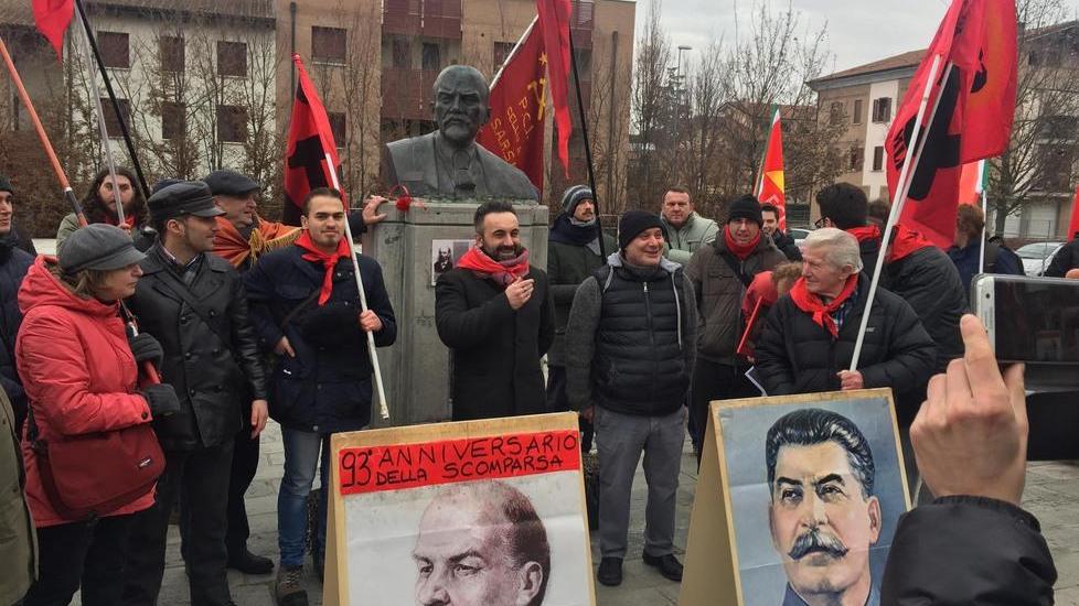 Gli antifascisti in piazza