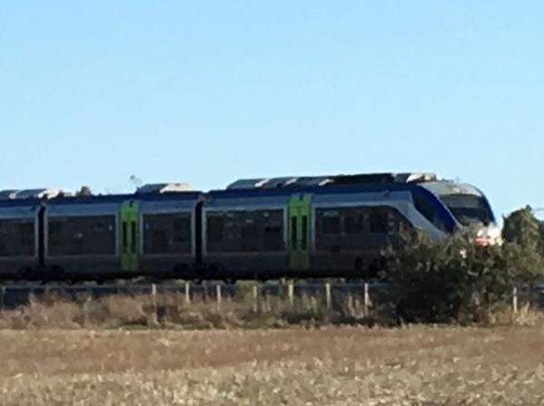Attraversa i binari, muore travolto dal treno 