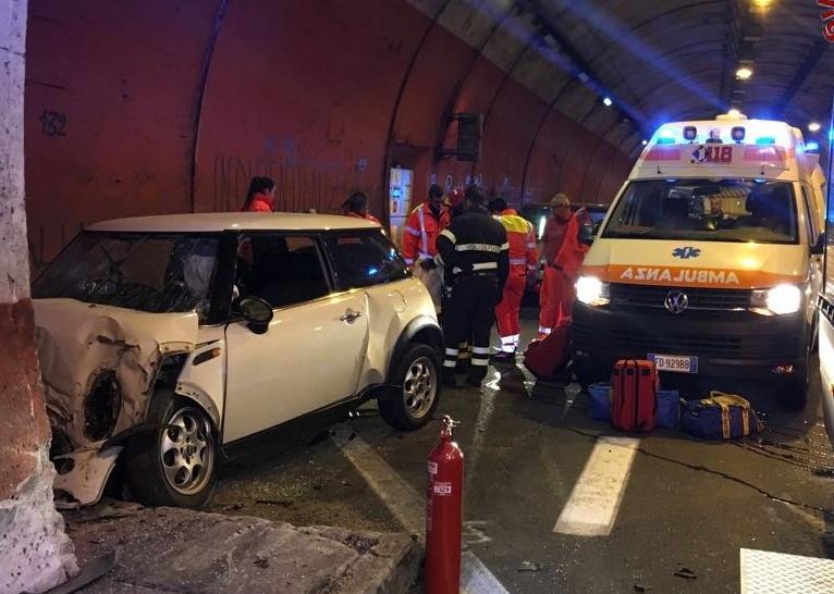 Ha un malore e si schianta in galleria 