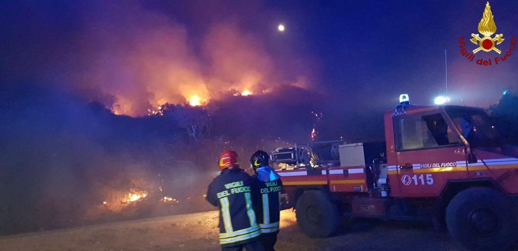 L'incendio di Talamonaccio (foto concessa dai vigili del fuoco)