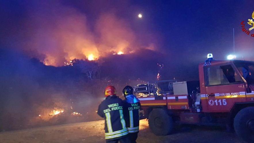 L'incendio di Talamonaccio (foto concessa dai vigili del fuoco)