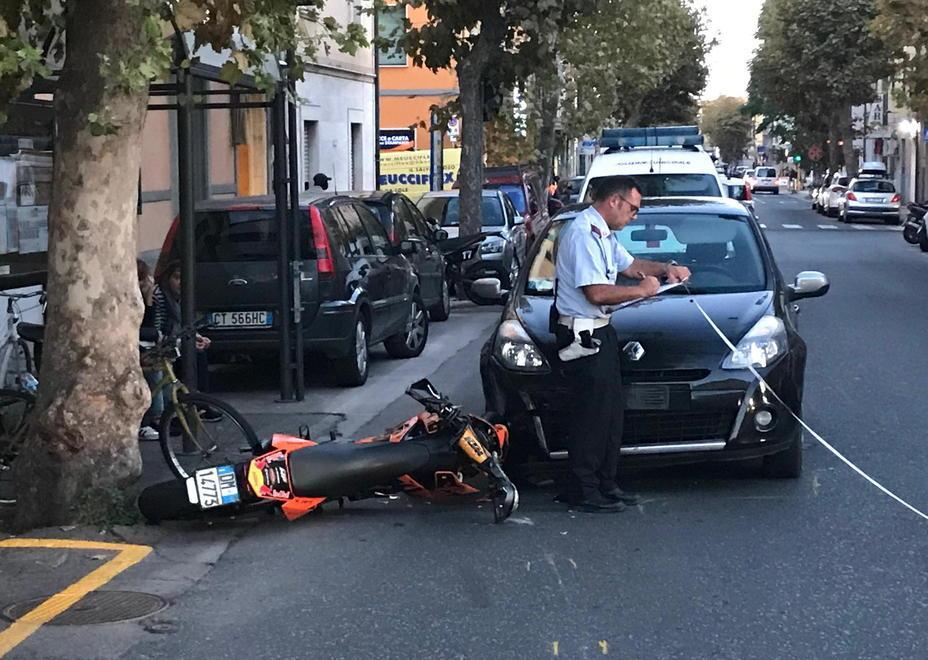 La moto sotto all'auto