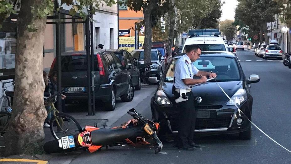 La moto sotto all'auto