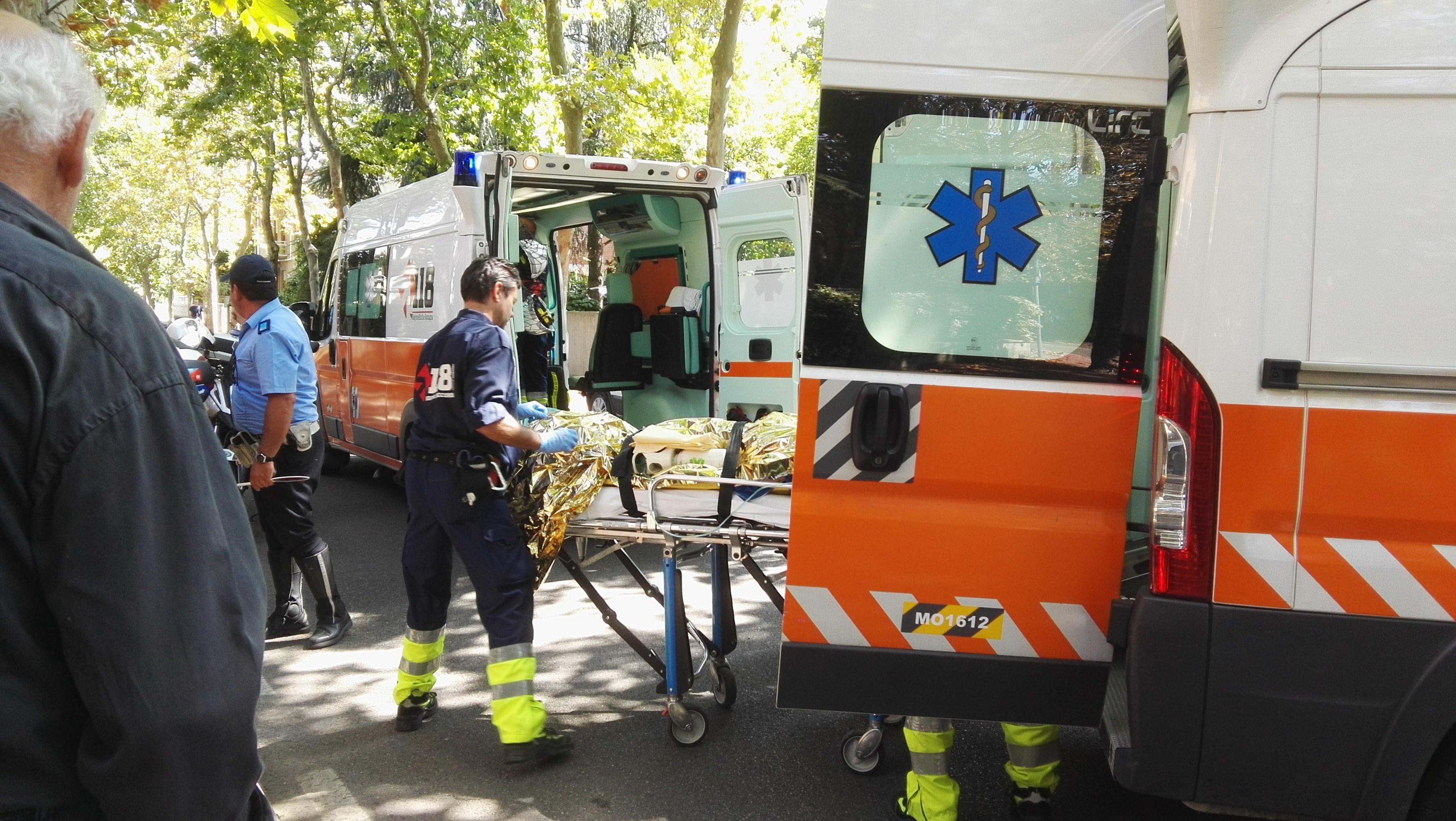 Sassuolo, ha un malore mentre guida: morto un anziano 