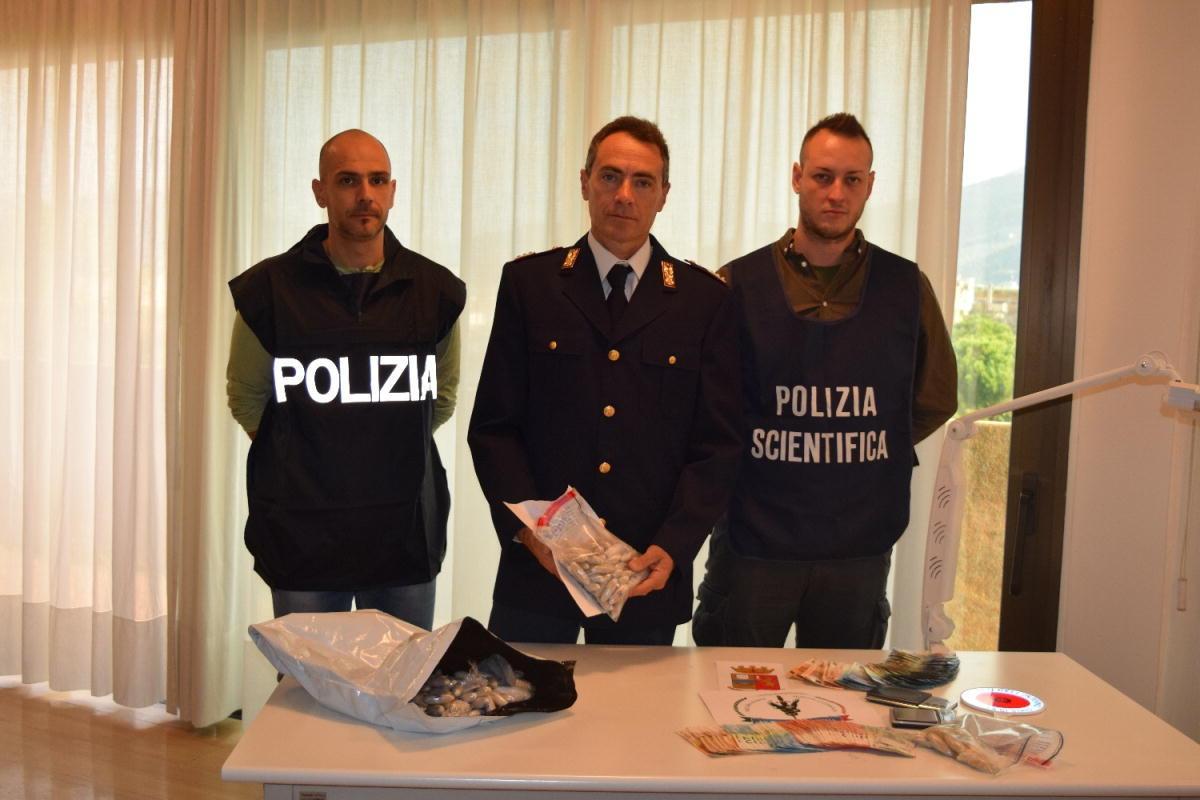 La droga sequestrata dalla polizia