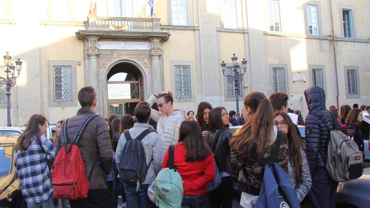 Gli studenti del Convitto Cicognini davanti alla scuola (foto Batavia)