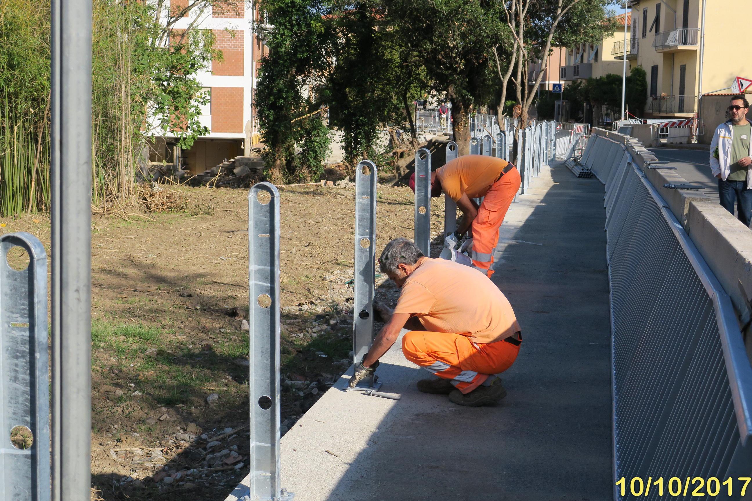 Gli operai al lavoro la mattina di martedì 10 ottobre per posizionare la ringhiera mancante lungo il ponte (Repetti/Pentafoto)