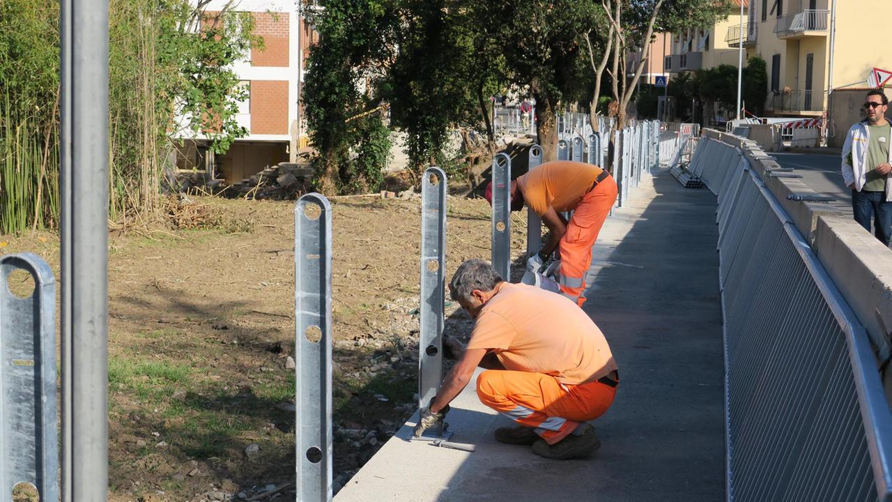 Gli operai al lavoro la mattina di martedì 10 ottobre per posizionare la ringhiera mancante lungo il ponte (Repetti/Pentafoto)