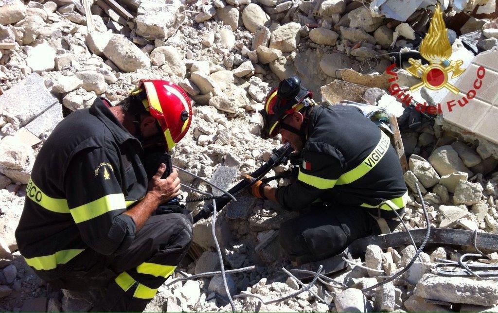 Vigili del fuoco pisani scavano fra le macerie di Cittareale (foto d'archivio)