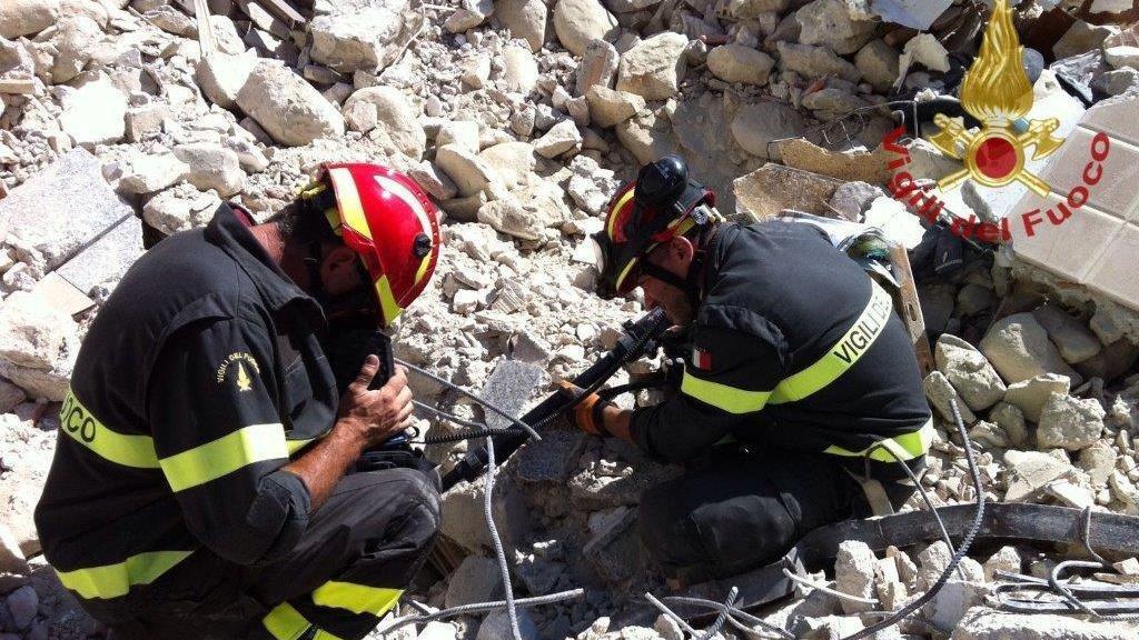 Vigili del fuoco pisani scavano fra le macerie di Cittareale (foto d'archivio)