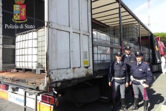 Il Tir fermato dagli agenti (foto Polizia stradale)