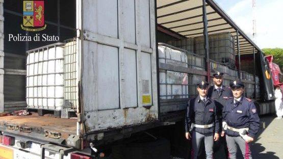 Il Tir fermato dagli agenti (foto Polizia stradale)