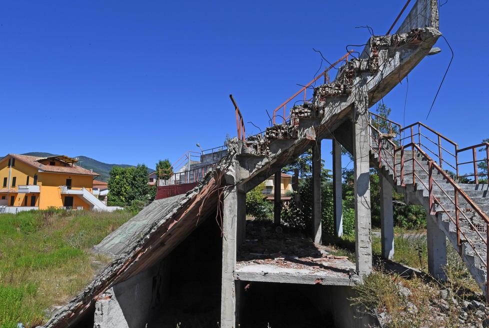 Ciò che resta dell’ex velodromo a Fornacette (foto Silvi)
