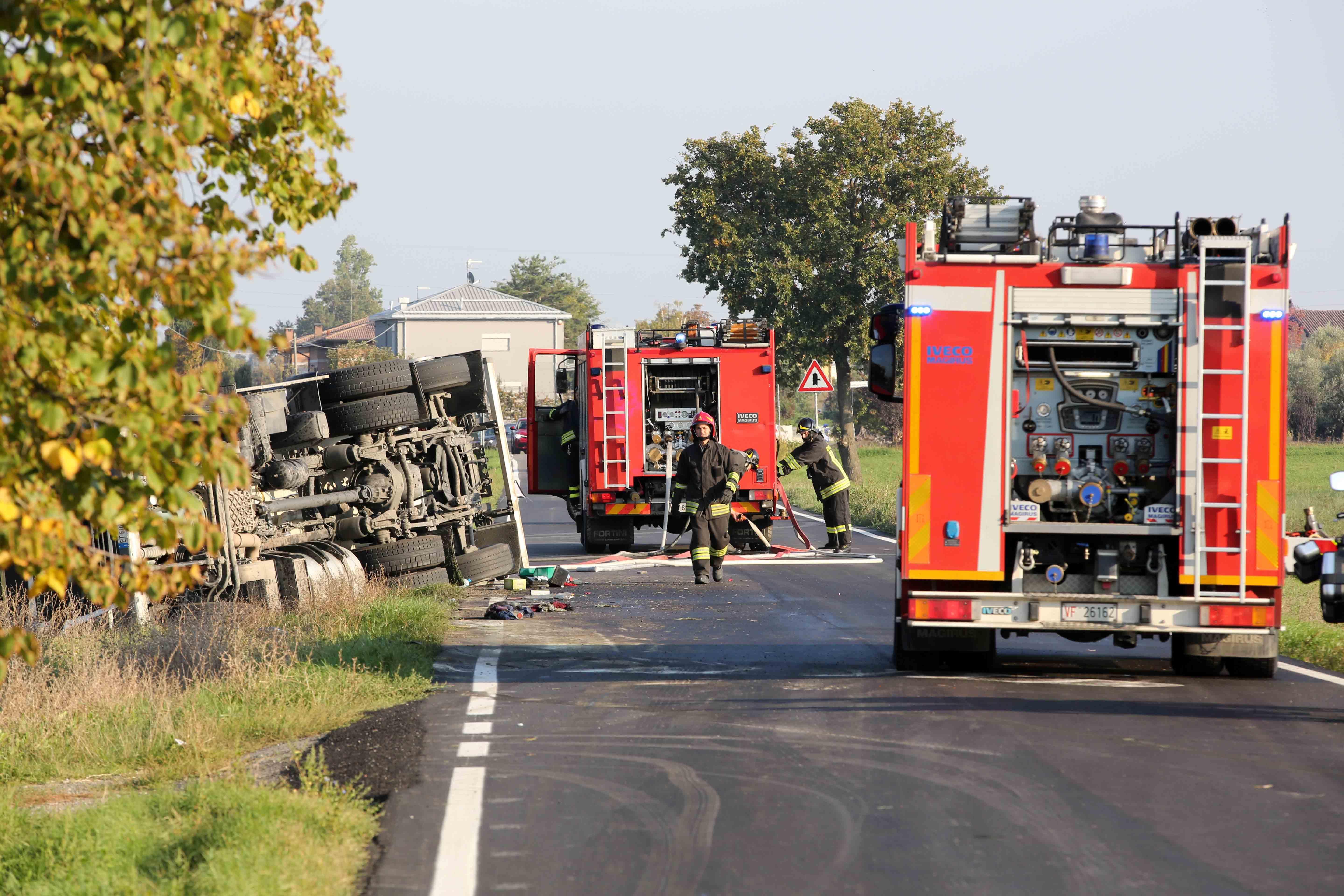 Autocisterna si ribalta e perde il carburante, provinciale chiusa