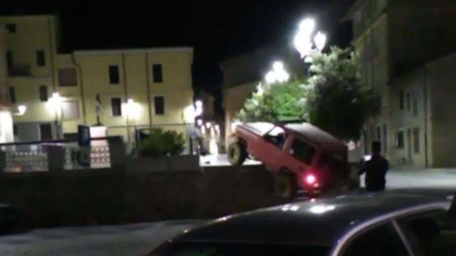 Calangianus, con il suv sulla gradinata: il responsabile ripara i danni