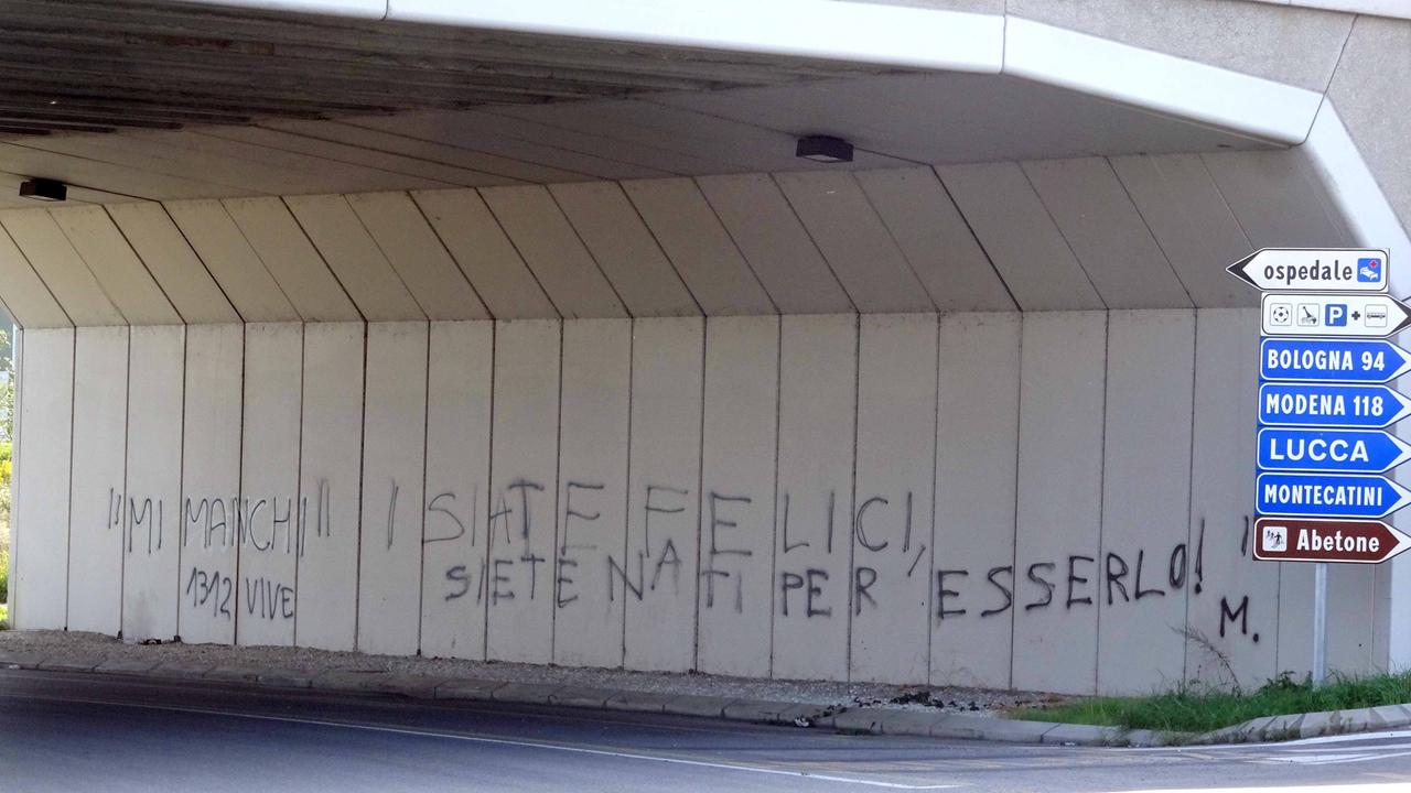 La parete del sottopasso imbrattata (Foto Gori)