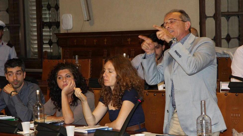 Le opposizioni: «Biffoni rimetta la delega»