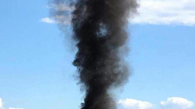 Discarica abusiva data alle fiamme