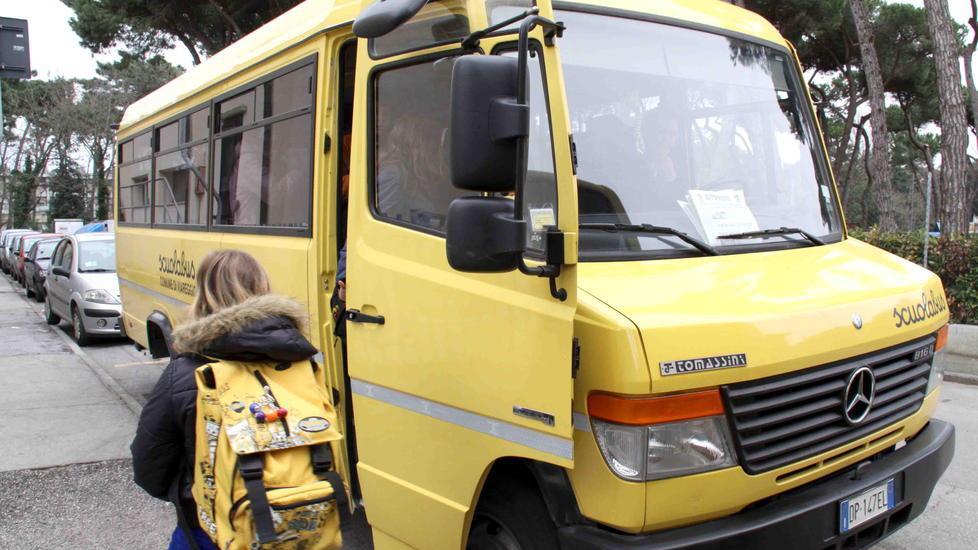 Scuolabus negato a una bambina per un farmaco salvavita