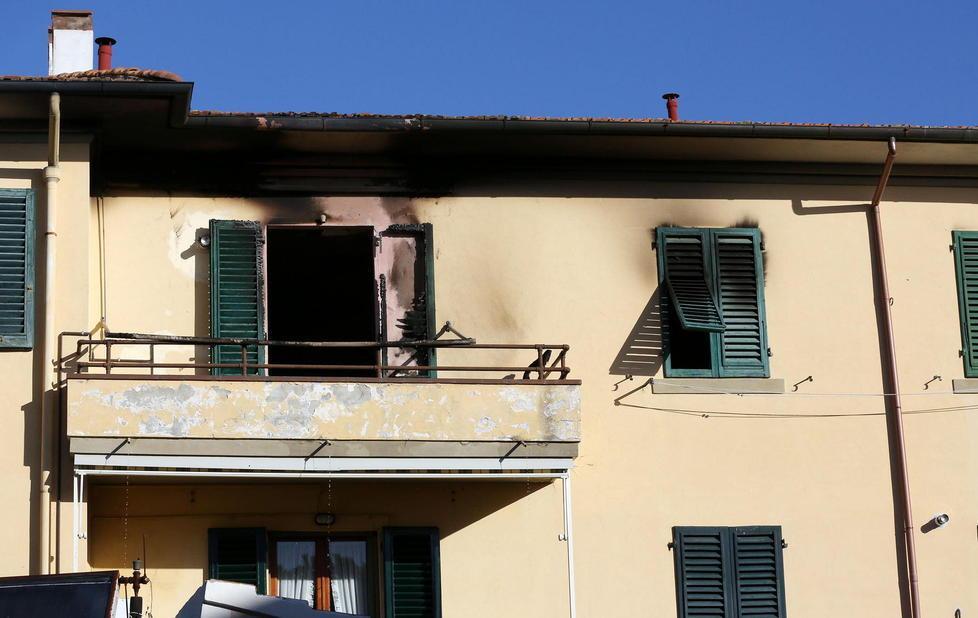 La casa brucia per colpa di una sigaretta 