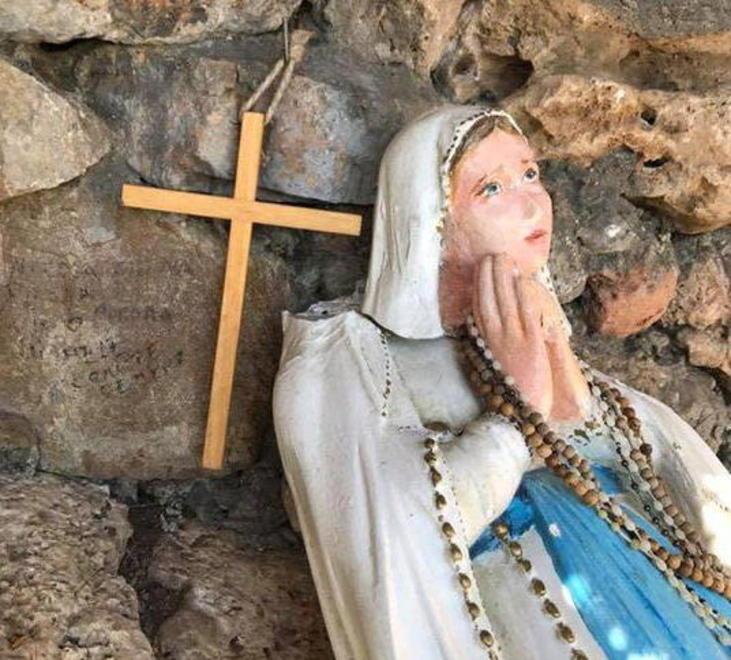 Castellare, decapitata la statua della Madonna 