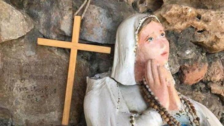 Castellare, decapitata la statua della Madonna