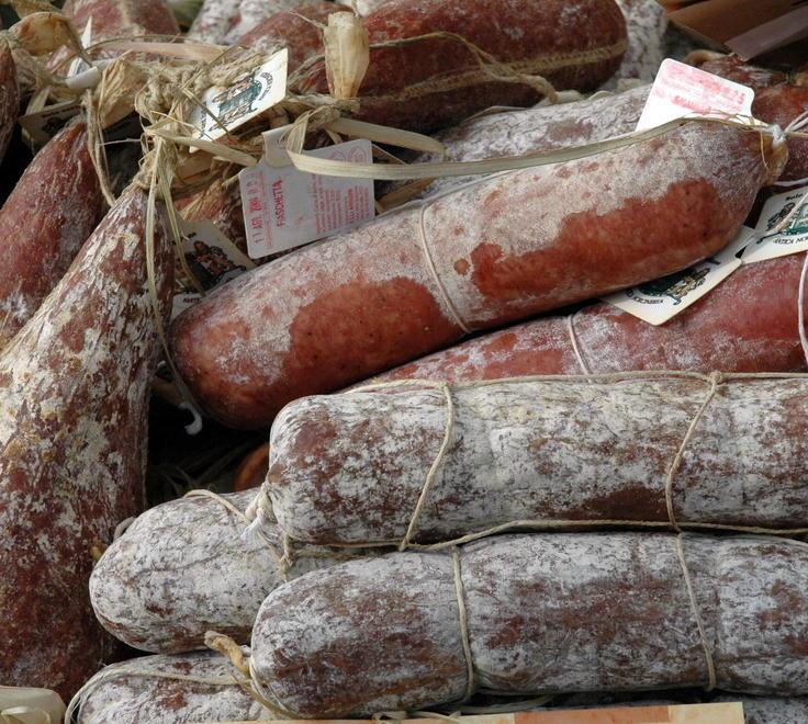 Entrano nella macelleria e rubano chili di salami 