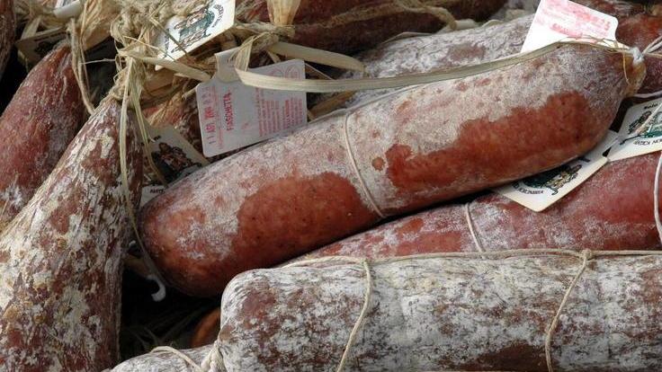 Entrano nella macelleria e rubano chili di salami