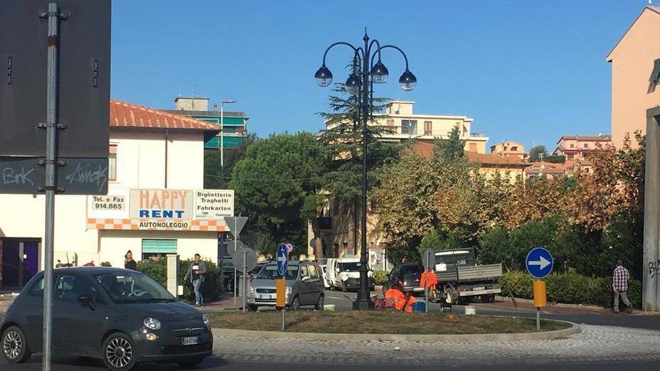 Installato il lampione alla rotatoria di viale Elba
