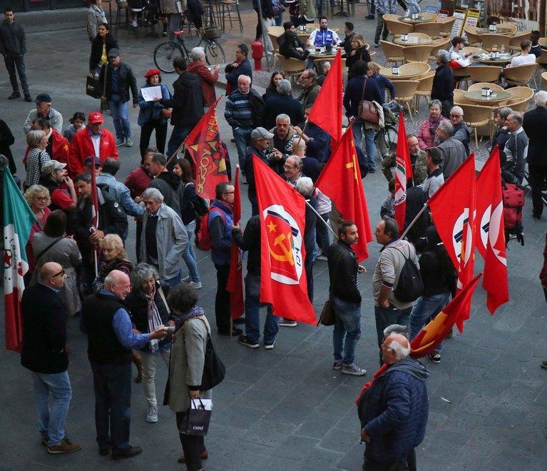 Respinto l’anticomunismo Bandiere rosse in piazza 