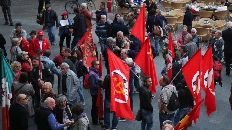Respinto l’anticomunismo Bandiere rosse in piazza