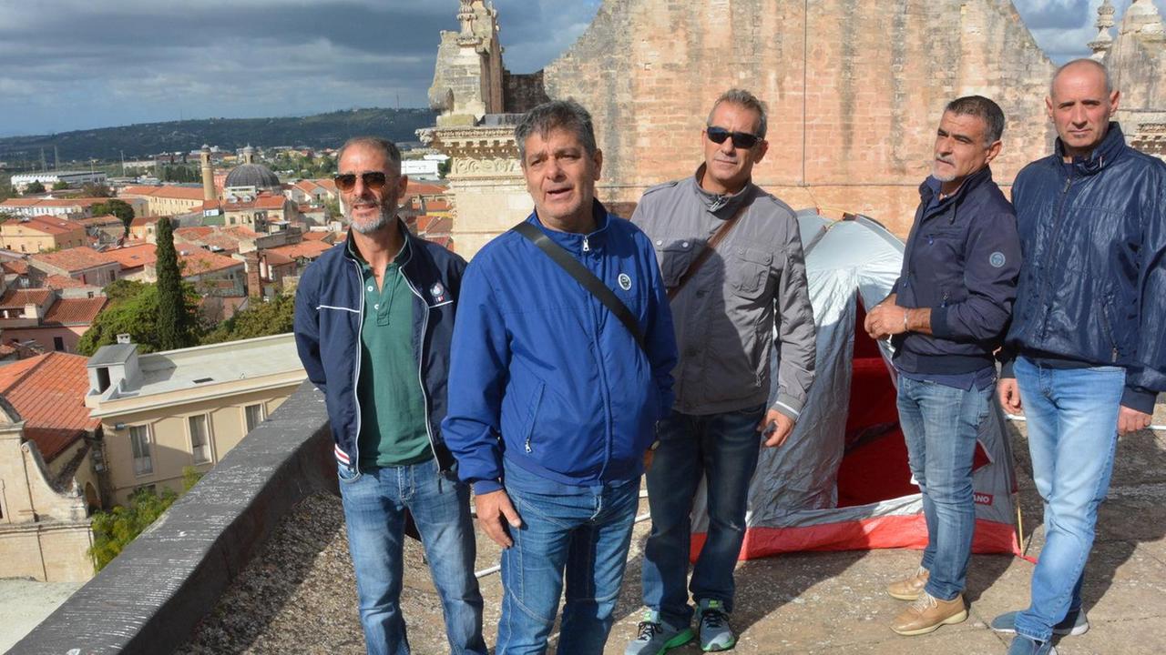 In tenda in cima al Duomo i disperati dell’ex Ati Ifras 